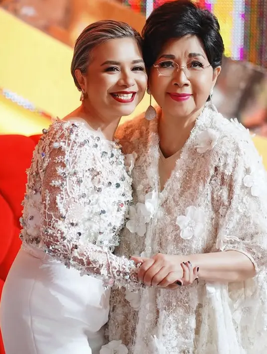 Ruth Sahanaya juga mengunggah potret bersama Titiek Puspa. Keduanya saat itu kompak mengenakan baju putih. [@mamauthe]