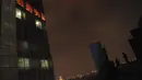 Penampakan Wisma Kosgoro yang terbakar, Jakarta, Senin (9/3/2015). Tingginya gedung dan hembusan angin yang kencang membuat pemadam kebakaran mengalami kesulitan (Liputan6.com/Faizal Fanani)
