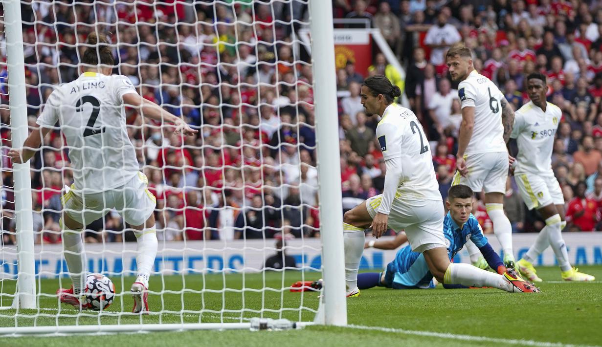 Dua menit kemudian Manchester United unggul 3-1 melalui gol kedua Bruno Fernandes. Menerima umpan Paul Pogba, ia sempat menekuk bola sebelum melepaskan tembakan ke gawang yang sempat ditahan Luke Ayling. Namun melalui teknologi garis gawang, bola dinyatakan masuk. (Foto: AP/Jon Super)