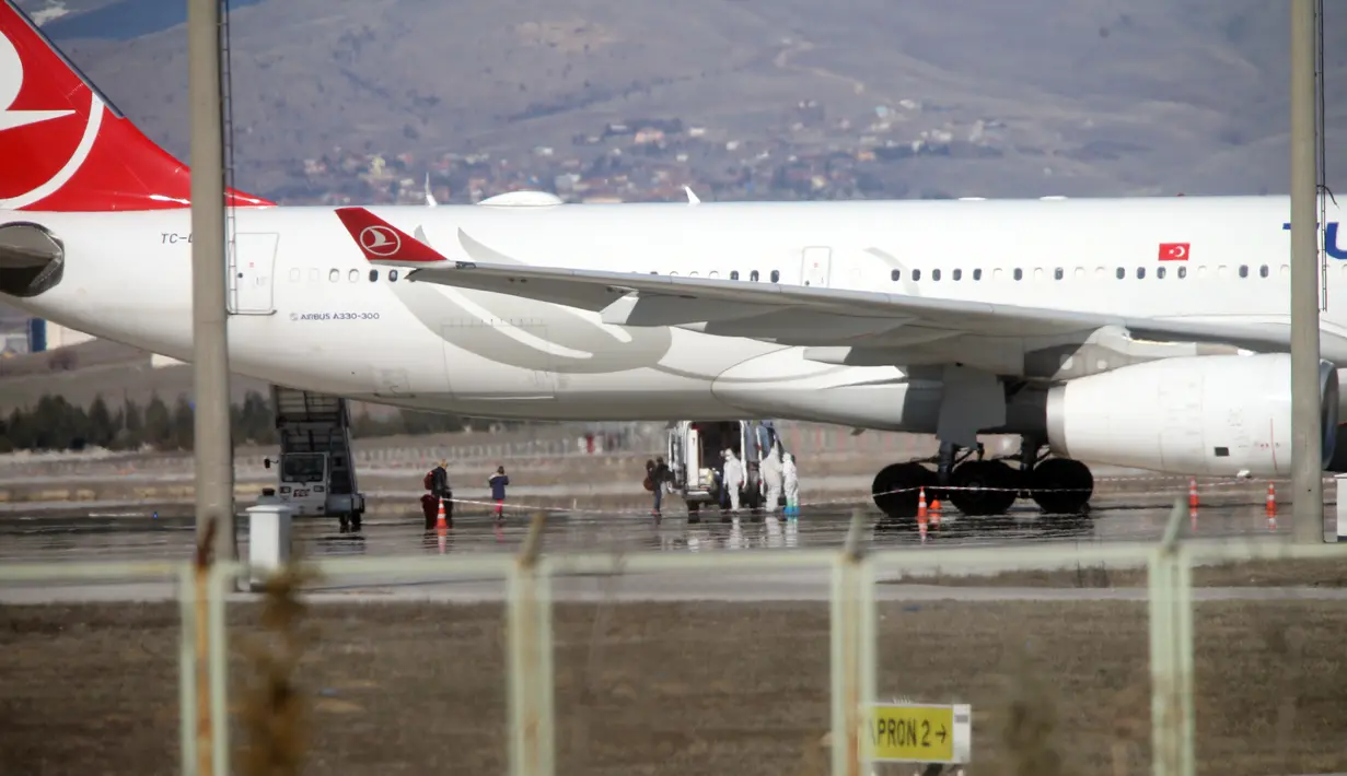 Pesawat Turkish Airlines yang mengangkut 132 penumpang dan kru dari Teheran, Iran, tiba di Bandara Esenboga di Ankara, Turki (25/2/2020). Pesawat yang dijadwalkan mendarat di Istanbul, Turki, dialihkan ke ibu kota Ankara pada Selasa (25/2). (Xinhua/Mustafa Kaya)