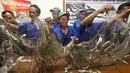 Nelayan membawa jaring dan ikan saat menyambangi Lembaga Bantuan Hukum (LBH) Jakarta, Selasa (19/4). Mereka menunjukkan bukti setelah diragukan Gubernur DKI Basuki Tjahaja Purnama "Ahok" ikut dalam penyegelan Pulau G (Liputan6.com/Immanuel Antonius)