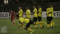  Pesepakbola Semen Padang Hamdi Ramdan (depan) menghalau tendangan bebas pesepakbola Persija Pacho Kenmogne pada pertandingan 8 besar Piala Jendral Sudirman antara Persija vs Semen Padang di Stadion Manahan Solo, Minggu (20/12). (Boy Harjanto)