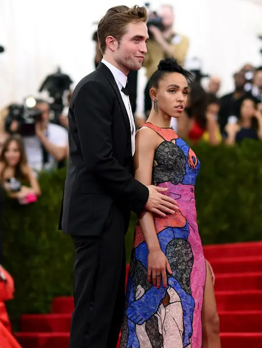 Melansir Ace Showbiz, Twigs dan Pattinson yang telah menjalin hubungannya selama tiga tahun ini dikabarkan sudah putus. Terlebih belum lama ini Twigs hadir bersama seorang pria di Ibiza. (AFP/Dimitrios Kambouris)