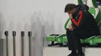 Reaksi Louis van Gaal di tengah laga Liga Champions kontra Wolfsburg, di Volkswagen Arena (8/12/2015). Van Gaal gagal menangani Manchester United meski sudah menghabiskan dana pembelian Rp 5 triliun.  (Reuters/Carl Recine)