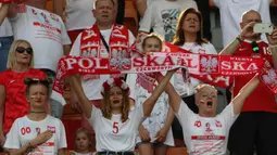 Tiga suporter wanita Polandia memberi dukungan kepada Timnas Polandia U-17 saat menghadapi Timnas Senegal U-17 pada laga kedua Grup D Piala Dunia U-17 2023 di Stadion Si Jalak Harupat, Kabupaten Bandung, Selasa (14/11/2023). (Bola.com/Ikhwan Yanuar)