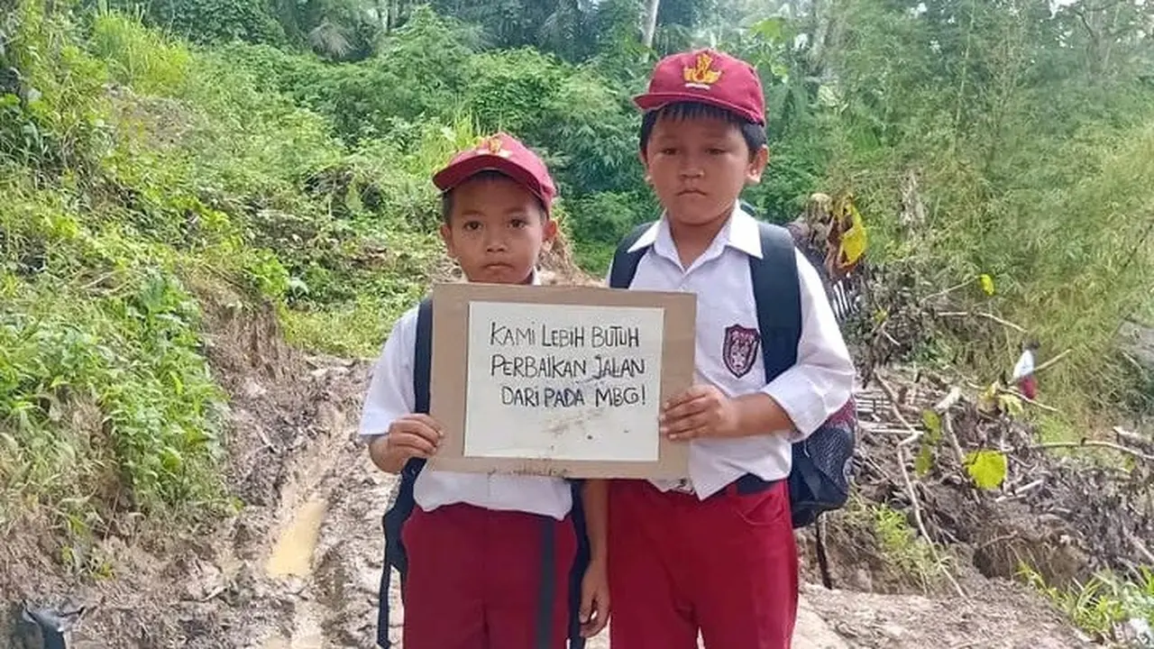 Viral foto pelajar di jalan berlumpur di Sukabumi. (Istimewa)