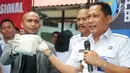 Kepala BNN Budi Waseso dan Ivan Slank menunjukan barang bukti narkotika yang akan dimusnahkan di Kantor BNN, Jakarta, Kamis (18/5). Barang bukti yang didapat dari hasil tujuh kasus yang berbeda selama Maret hingga Mei 2017. (Liputan6.com/Yoppy Renato)