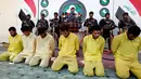 Sejumlah pria yang diduga sebagai militan ISIS bersama dengan sejumlah senjata api saat dihadirkan dalam rilis media yang digelar militer Irak di Baghdad, (7/9). Militan ISIS ditangkap hidup-hidup oleh Militer Irak. (REUTERS/Khalid al Mousily)