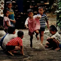 Dulu banget, sebelum penjajahan video game, anak SD Indonesia main beginian. Cekidot!