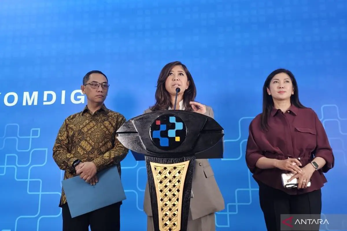 Menteri Komunikasi dan Digital Meutya Hafid menyampaikan keterangan pers mengenai kepatuhan platform digital pada Peraturan Pemerintah Nomor 17 tahun 2025 tentang Tata Kelola Penyelenggaraan Sistem Elektronik dalam Pelindungan Anak (PP Tunas) di Kantor Ke