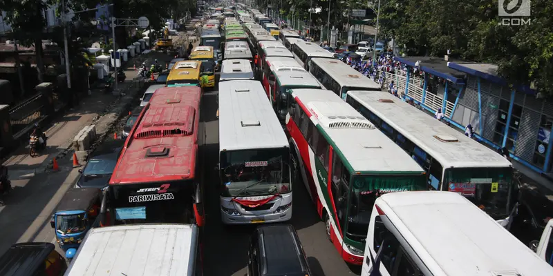 May Day 2018, Deretan Bus Pengangkut Buruh Padati Medan Merdeka Timur