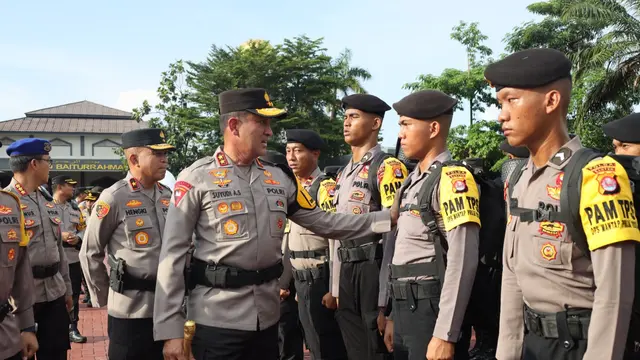 Kapolda Banten, Irjen Pol Suyudi AS, Mengecek Personel Pengamanan Pilkada Serentak 2024. (Senin, 25/11/2024). (Polda Banten).