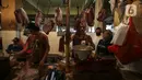 Pedagang daging melayani pembeli di Pasar Kebayoran Lama, Jakarta, Senin (3/5/2021). Asosiasi Pedagang Pasar Seluruh Indonesia (APPSI) mencatat harga daging sapi dan ayam mulai naik mendekati hari raya Lebaran atau Idul Firtri. (Liputan6.com/Johan Tallo)