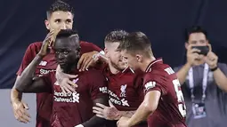 Penyerang Liverpool, Sadio Mane (kedua kiri) berselebrasi bersama rekannya usai mencetak gol ke gawang Manchester City pada pertandingan International Champions Cup di East Rutherford, N.J. (25/7). Liverpool menang 2-1 atas City. (AFP Photo/Kena Betancur)