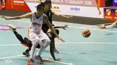 Pemain Hangtuah, Richardo Uneputty terjatuh saat berebut bola dengan pemain Garuda Bandung, Falconi pada lanjutan IBL Reguler Season 2015-2016 di Hall A Senayan, Jakarta, Selasa (12/1/2016). Garuda Bandung menang 67-62. (Bola.com/Nicklas Hanoatubun)