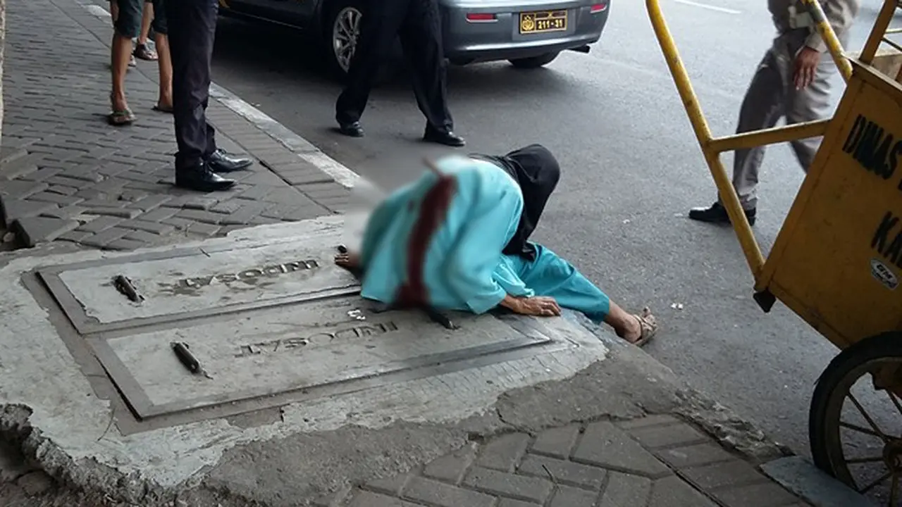 Nenek di Jawa Timur Berjalan Dengan Pisau Menancap di Punggung!
