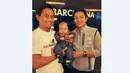 Pebalap Manor Racing asal Indonesia, Rio Haryanto, berfoto bersama warga Indonesia saat acara meet and greet yang diselenggarakan KBRI Spanyol di Hotel Melia, Barcelona, Spanyol, Kamis (12/5/2016). (Bola.com/Reza Khomaini)