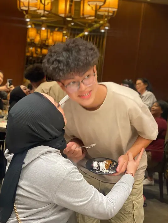 "Setelah penantian yang panjang ❤️ alhamdulillah akhirnya bisa merasakan bahagianya menjadi seorang ibu 😇 dan bisa melihat @keanu_massaid bersama orang2 yang mencintainya," tulis angelinasondakh09. [Instagram/angelinasondakh09]