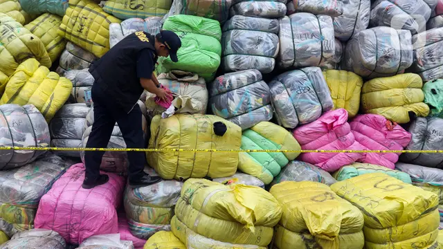 Pemerintah Musnahkan Pakaian Bekas Impor Ilegal Senilai Rp 80 Miliar