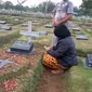 Kedua orangtua saat berada di makam bayi Debora. (Liputan6.com)
