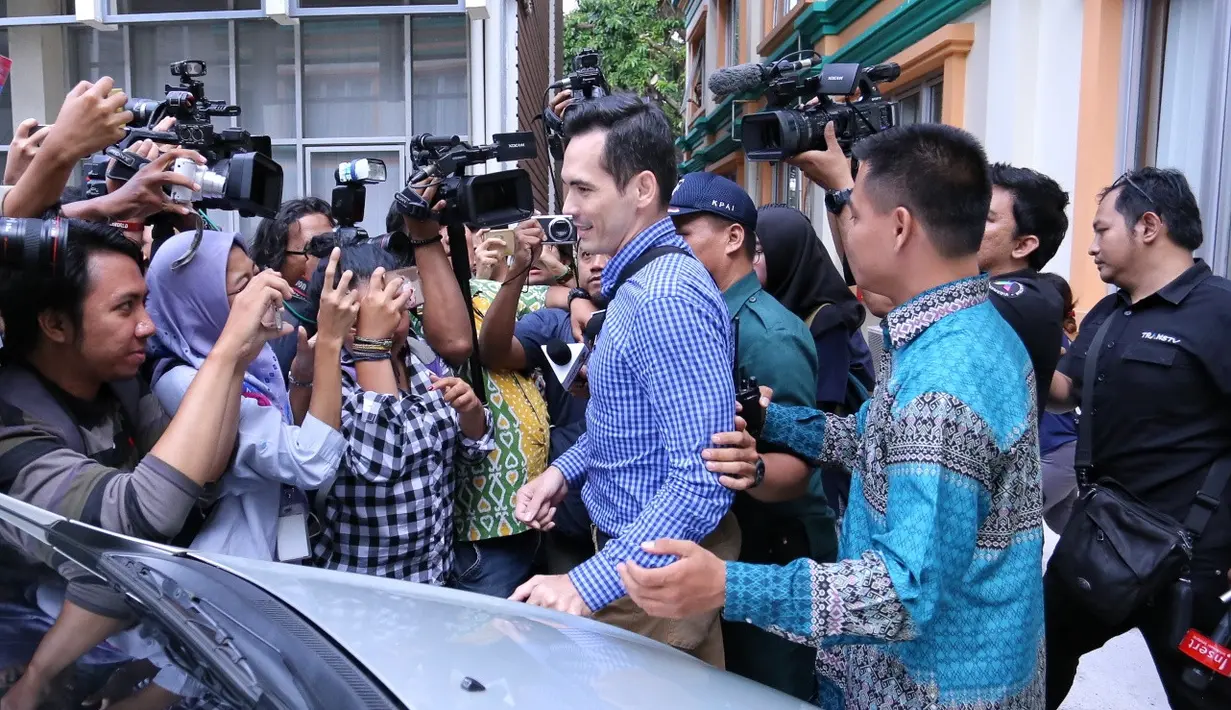 Video itu sempat menarik perhatian netizen. Lantaran adanya perempuan dengan mengenakan baju putih tepat disamping Atalarik yang memangku anaknya. Perempuan itu diduga Vonny Cornelia. (Adrian Putra/Bintang.com)
