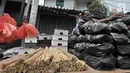 Penjual arang, tusuk sate, dan kotak pemanggang merapikan dagangannya di kawasan Manggarai, Jakarta, Rabu (22/8). Belasan penjual perlengkapan membuat sate menjamur saat Hari Raya Idul Adha 2018. (Merdeka.com/Iqbal Nugroho)