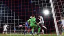 Gol pemain Spanyol, Sergio Ramos (tengah) ke gawang Liechtenstein pada laga grup G kualfikasi Piala DUnia 2018 di Rheinpark Stadion, Vaduz, (5/9/2017). Spanyol menang 8-0. (AFP/Michael Buholzer)