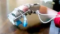 Seorang balita laki-laki terlahir tanpa tangan sehingga ia kini mengunakan tangan robotik yang dicetak dengan menggunakan printer 3D.