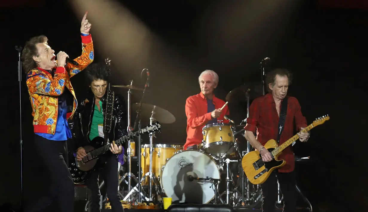 Aksi panggung The Rolling Stones saat tampil di MetLife Stadium, East Rutherford, New Jersey, Amerika Serikat, Senin (5/8/2019). The Rolling Stones sukses menggebrak panggung MetLife Stadium dalam tur Amerika-Kanada yang bertajuk 'No Filter'. (Photo by Greg Allen/Invision/AP)