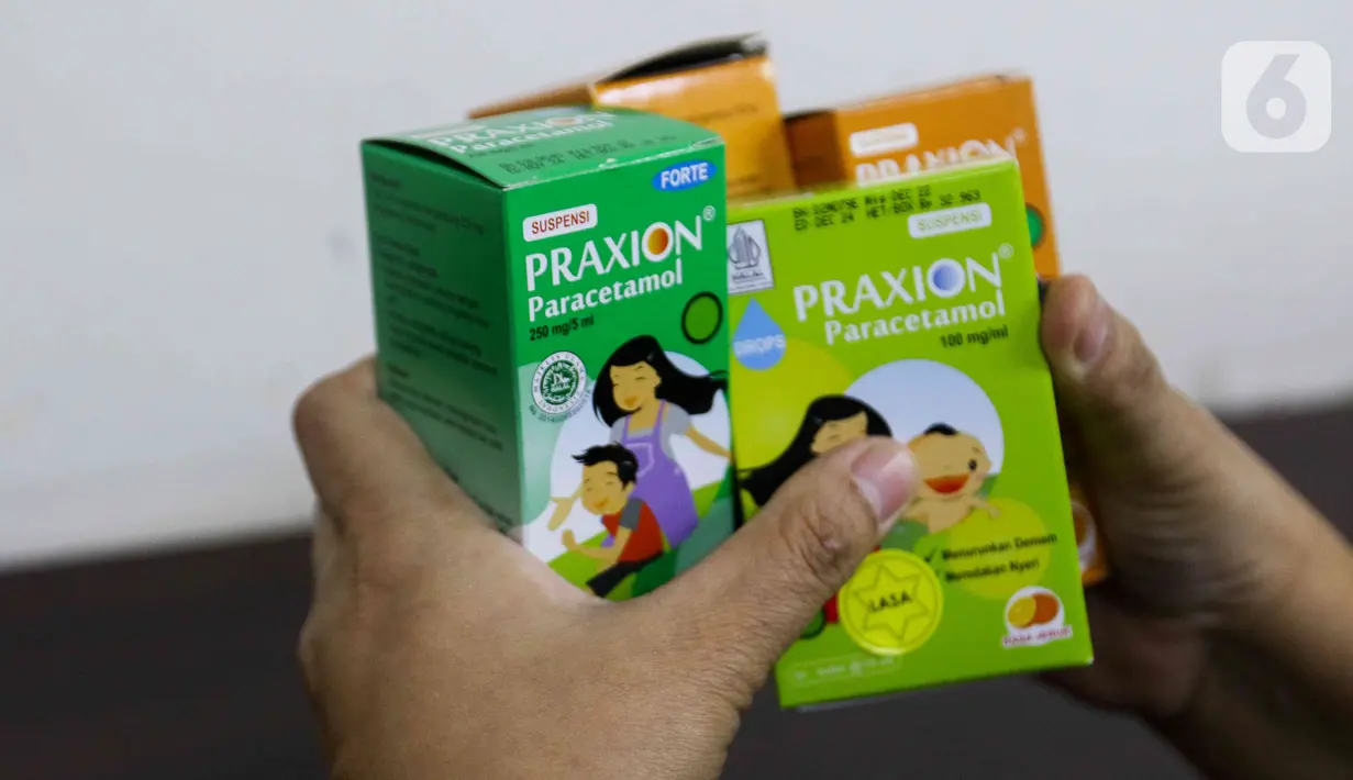 Petugas merapikan obat sirop di sebuah Apotek di Jakarta, Rabu (8/2/2023). Adapun uji lab ini dilakukan karena obat tersebut diduga terkait dengan kasus gagal ginjal yang terjadi baru-baru ini. (Liputan6.com/Herman Zakharia)