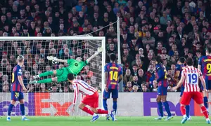 Pemain Atletico Madrid, Julian Alvarez, mencetak gol ke gawang Barcelona pada leg pertama perempat final Liga Champions 2025/2026 di Stadion Camp Nou, Kamis (9/4/2026). (AFP/Josep Lago)