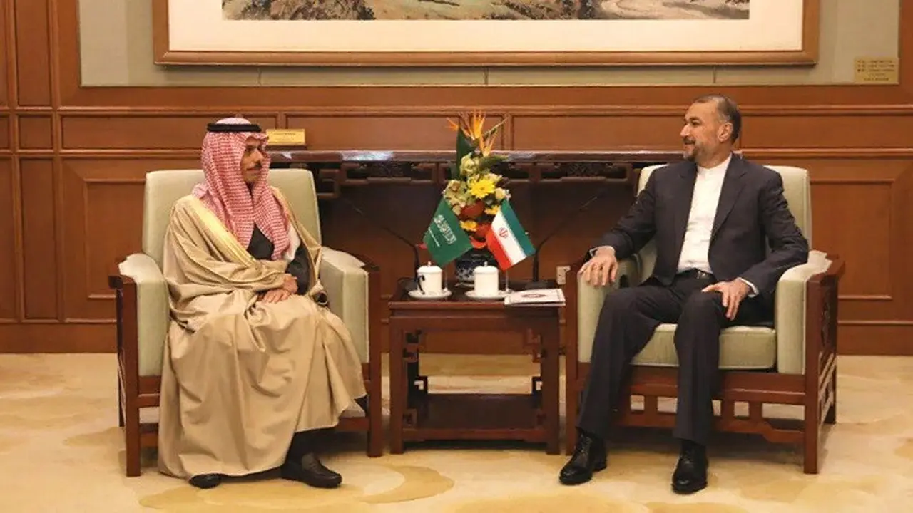 Menteri Luar Negeri Arab Saudi Pangeran Faisal bin Farhan Al Saud dan Menteri Luar Negeri Iran Hossein Amir-Abdollahian bertemu di Beijing, China, pada Kamis (6/4/2023). (Dok. Kemlu Iran via CNN)