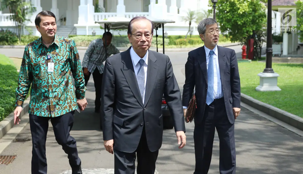 Mantan Perdana Menteri Jepang, Yasuo Fukuda (tengah) berjalan di halaman Istana Merdeka saat melakukan kunjungan, Jakarta, Jumat (27/10). Dalam kunjungannya, Fukuda hadir bersama para pengusaha Negeri Sakura. (Liputan6.com/Angga Yuniar)