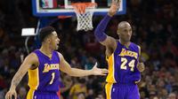 Bintang Los Angeles Lakers, Kobe Bryant (24) merayakan tembakan tiga point bersama rekannya D'Angelo Russell (1) saat laga NBA di Wells Fargo Center, Philadelphia, Selasa (1/12/2015). (Reuters/Bill Streicher-USA TODAY Sports)