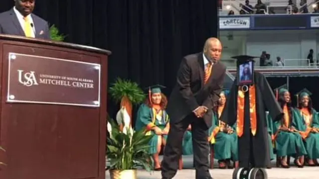 [Bintang] Tidak Bisa Datang ke Wisuda Sekolah, Perempuan Ini Hadirkan Robot Sebagai Penggantinya