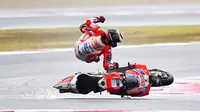 Momen saat pembalap Ducati, Jorge Lorenzo gagal finis pada MotoGP San Marino 2017 di Sirkuit Misano, Minggu (10/9/2017). (Marco BERTORELLO / AFP)
