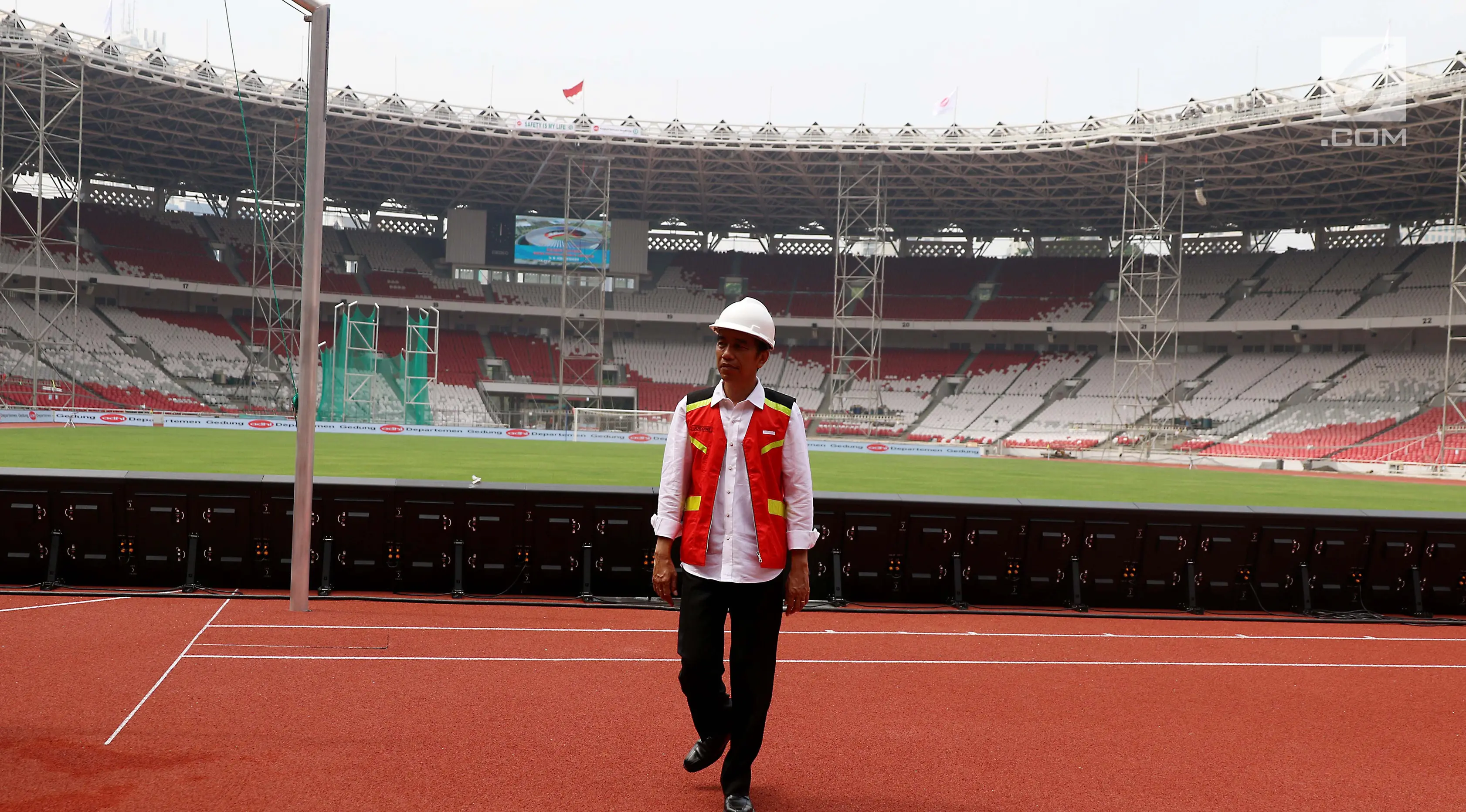 Presiden Joko Widodo (Jokowi) meninjau renovasi Stadion Utama Gelora Bung Karno, Jakarta, Kamis (19/10). Kedatangan Jokowi untuk menyaksikan sertifikasi 9.700 tenaga kerja konstruksi di seluruh Indonesia secara serentak. (Liputan6.com/Angga Yuniar)