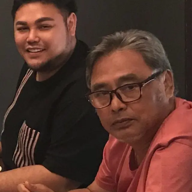 Jarang Tersorot, Ini 6 Potret Kebersamaan Ivan Gunawan dan Sang Ayah