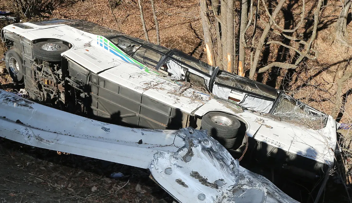 Bangkai bus yang  ditumpangi pengunjung resor ski mengalami kecelakaan di Karuizawa, prefektur Nagano, Jepang, Jumat (15/1). Bus tersebut tergelincir dan menewaskan 14 orang serta melukai 27 lainnya. (AFP PHOTO/Jiji Press JAPAN OUT)