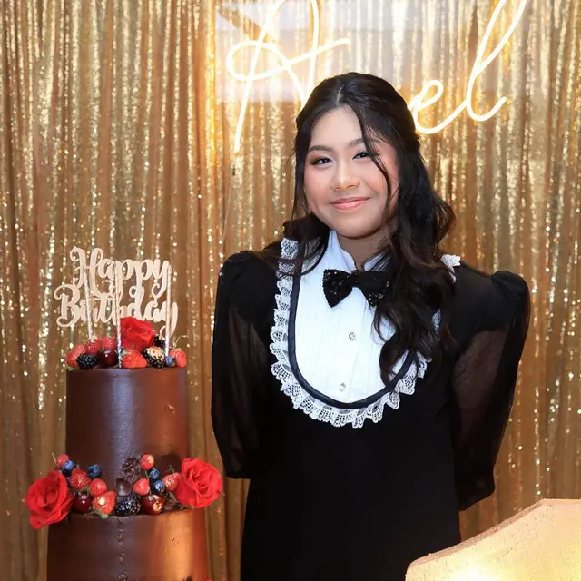 6 Potret Amel Anak Ussy Sulistiawaty yang Beranjak Remaja, Kini Genap 17 Tahun