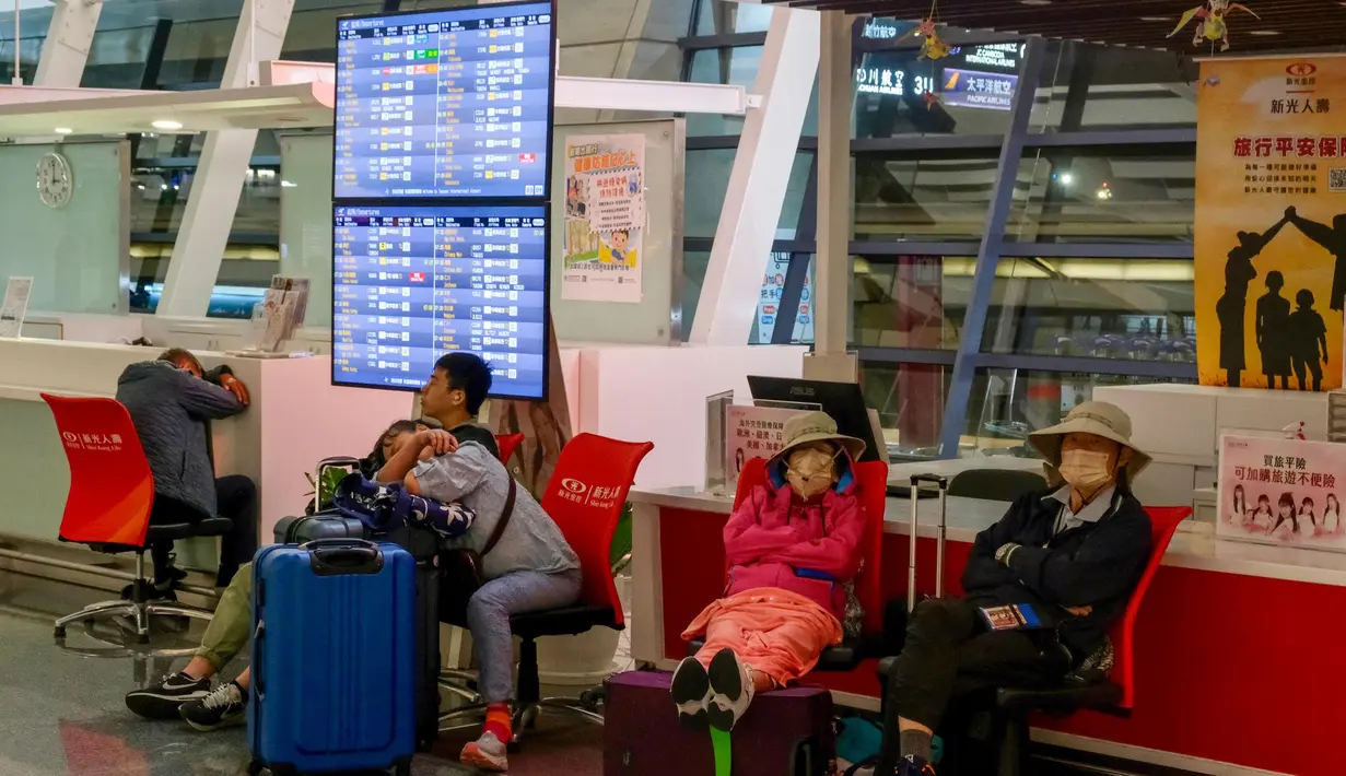 Administrasi Penerbangan Sipil Taiwan menyebut telah membatalkan 85 penerbangan domestik dan sembilan penerbangan internasional, serta lintas selat sejak pukul 10.00 waktu setempat. (Tommy WANG/AFP)
