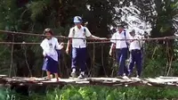 Pertaruhkan Nyawa Lewati Jembatan Keropos Demi Menuntut Ilmu