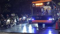 Badan jalan yang ambles di Lenteng Agung tampak ditutup plat besi. (Liputan6.com/Ady Anugrahadi)