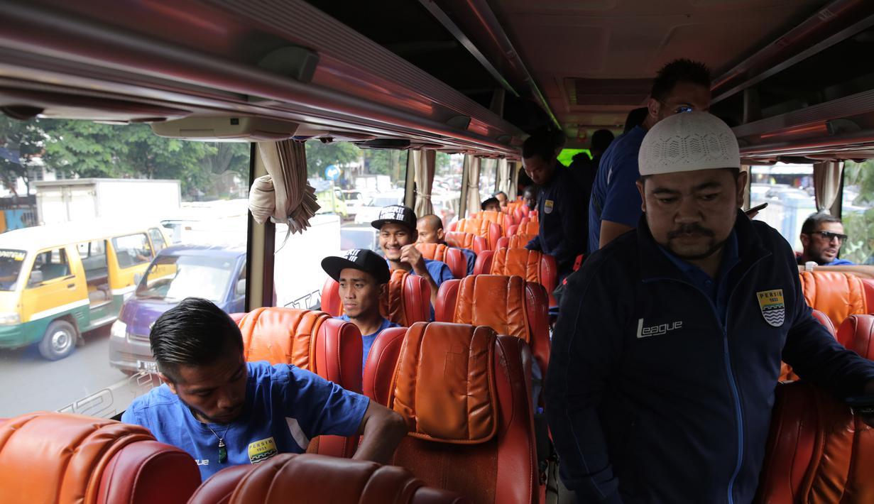 Pemain Persib di dalam bus yang membawa mereka ke Jakarta, Jumat (16/10/2015). (Bola.com/Vitalis Yogi Trisna)