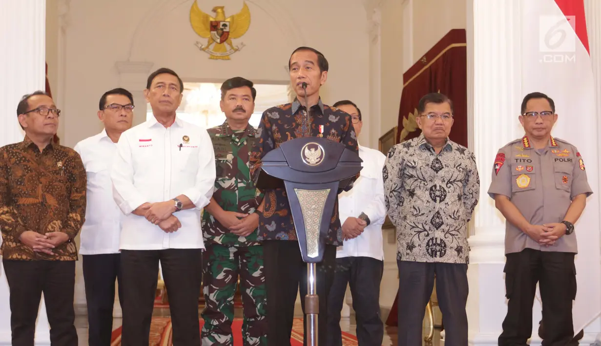 Presiden Joko Widodo (tengah) menyampaikan keterangan terkait kerusuhan pascapengumuman hasil Pemilu 2019 di Istana Merdeka, Jakarta, Rabu (22/5/2019). Jokowi mengatakan tidak akan menoleransi pihak-pihak yang akan mengganggu keamanan, proses demokrasi, dan persatuan negara. (Liputan6.com/HO/Ran)