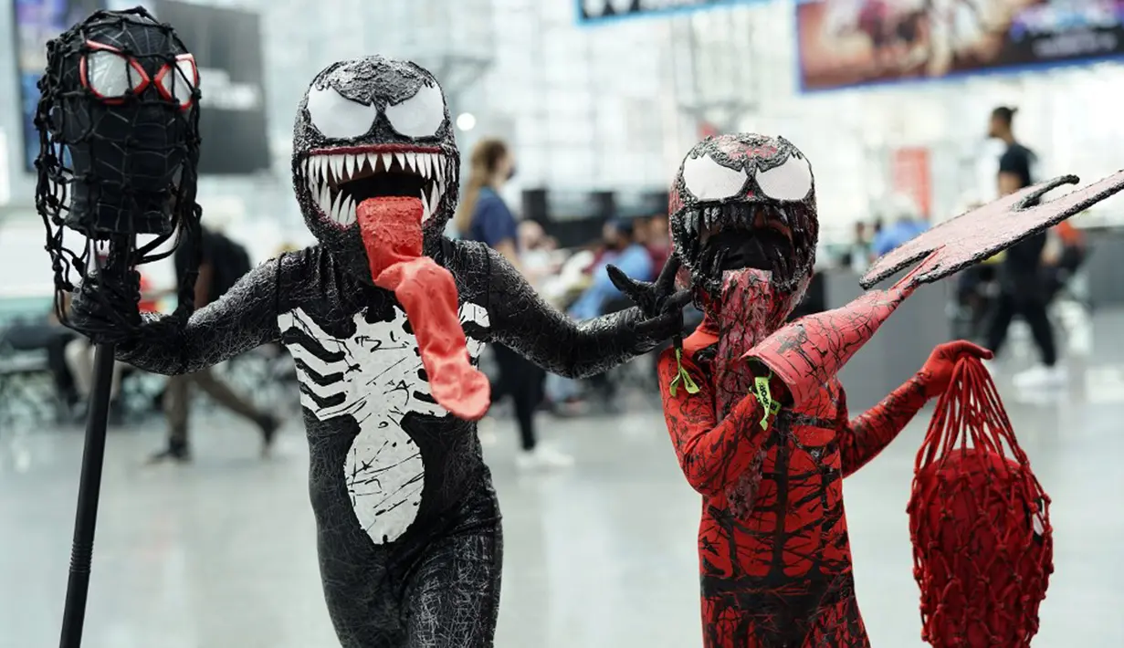 Para cosplayer tiba pada hari pertama New York Comic Con 2021 di Jacob Javits Center, New York, Amerika Serikat, 7 Oktober 2021. New York Comic Con 2021 merupakan acara budaya pop terbesar di East Coast yang berlangsung selama empat hari ini. (TIMOTHY A. CLARY/AFP)