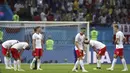 Para pemain Polandia tampak kecewa setelah dikalahkan Kolombia pada laga grup H Piala Dunia di Kazan Arena, Kazan, Minggu (24/6/2018). Kolombia menang 3-0 atas Polandia. (AP/Thanassis Stavrakis)