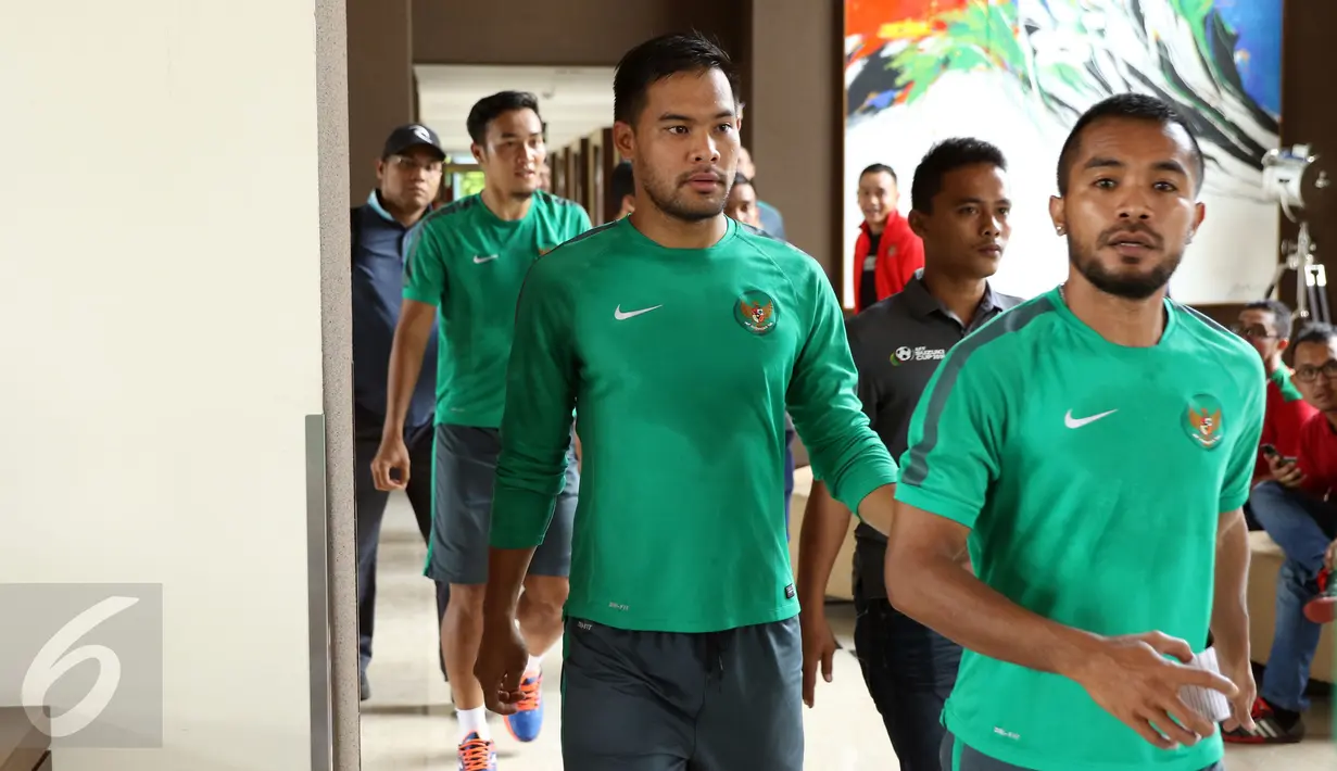 Kiper Timnas Indonesia, Andritany (tengah) berjalan usai latihan ringan di Hotel Aston Lake Sentul, Bogor, Rabu (14/12). Indonesia akan menjamu Thailand di laga pertama final Piala AFF 2016 di Stadion Pakansari, Bogor. (Liputan6.com/Helmi Fithriansyah)