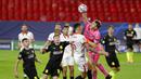 Kiper Krasnodar, Matvei Safonov, menghalau bola saat melawan Sevilla pada laga Liga Champions di Stadion Ramon Sanchez Pijuan, Kamis (5/11/2020). Sevilla menang dengan skor 3-2. (AP Photo/Miguel Morenatti)
