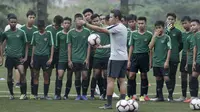 Pelatih Timnas Indonesia U-16, Bima Sakti, saat pemusatan latihan di Sawangan, Senin (13/5). Sebanyak 41 anak mengikuti seleksi untuk memperkuat timnas di Piala AFF U-15 2019 di Thailand. (Bola.com/M Iqbal Ichsan)